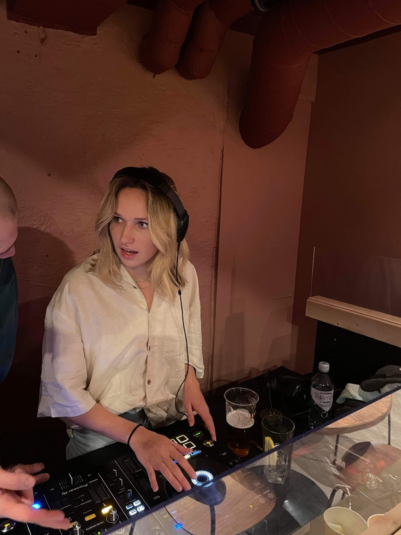 Ingrid bak DJ-pulten.