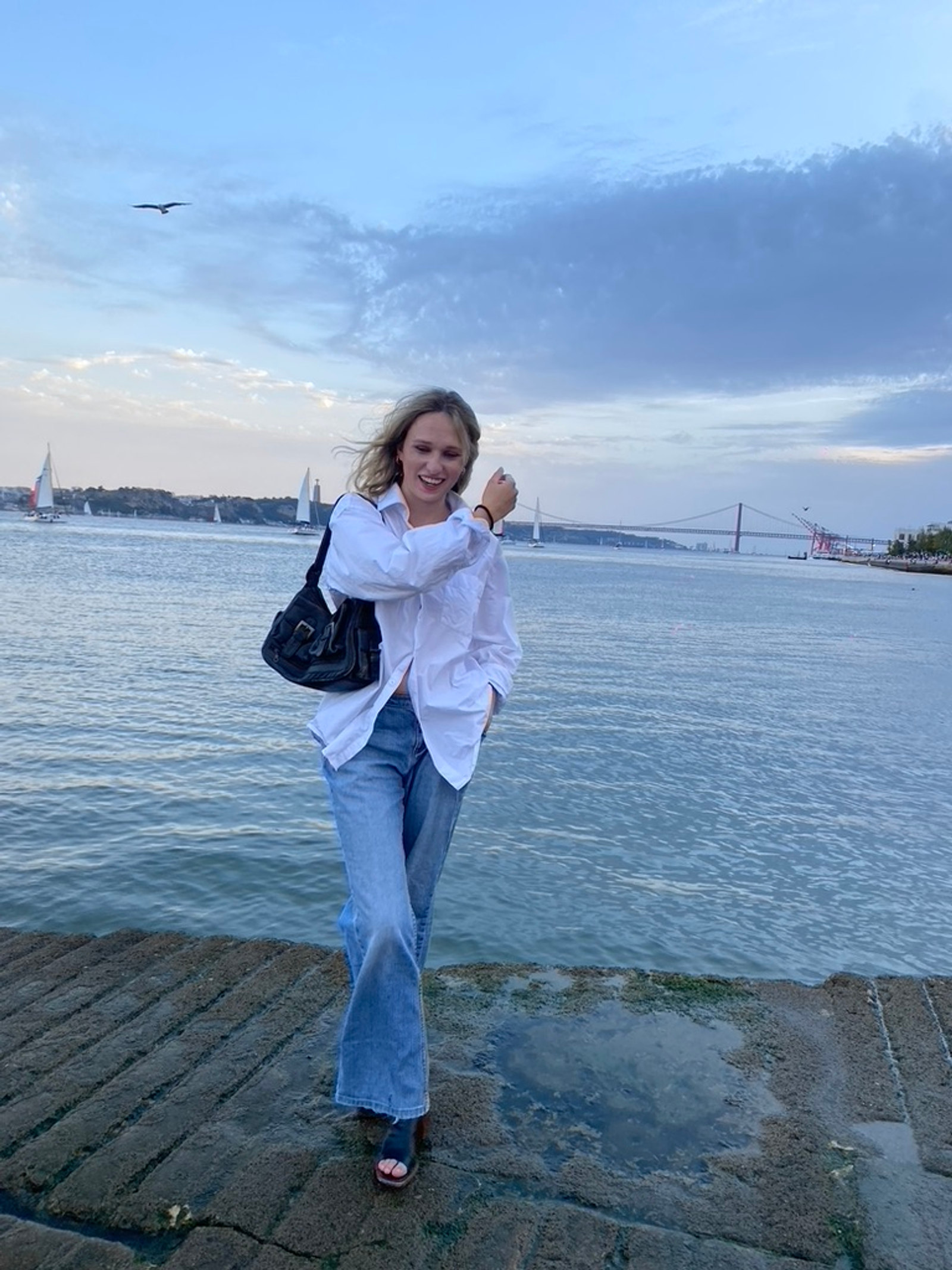 Ingrid ved elvebredden i Lisboa.