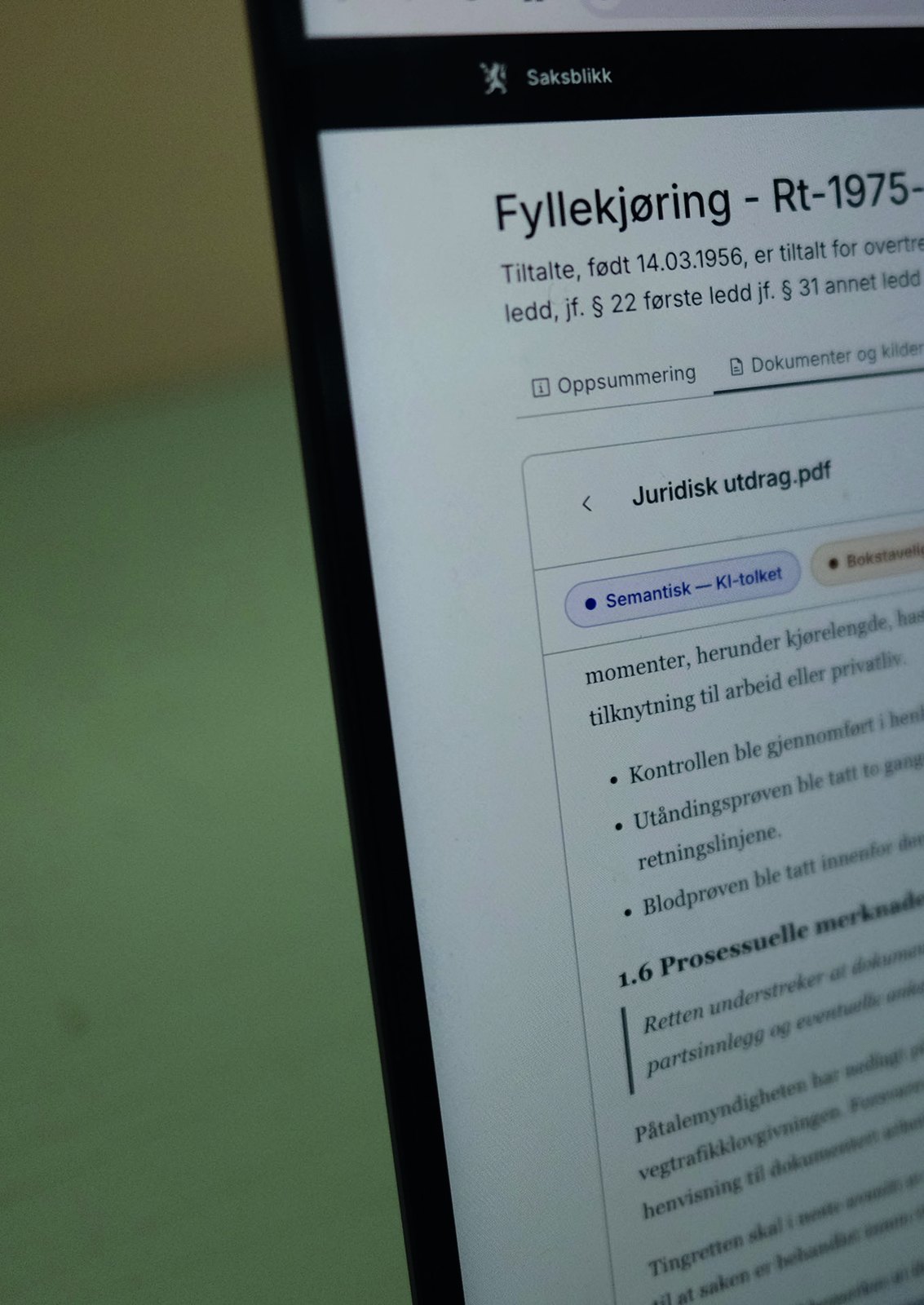 Saksblikk vist på en skjerm: en sak om fyllekjøring med fanene Oppsummering og Dokumenter og kilder, og et juridisk utdrag merket «Semantisk, KI-tolket».