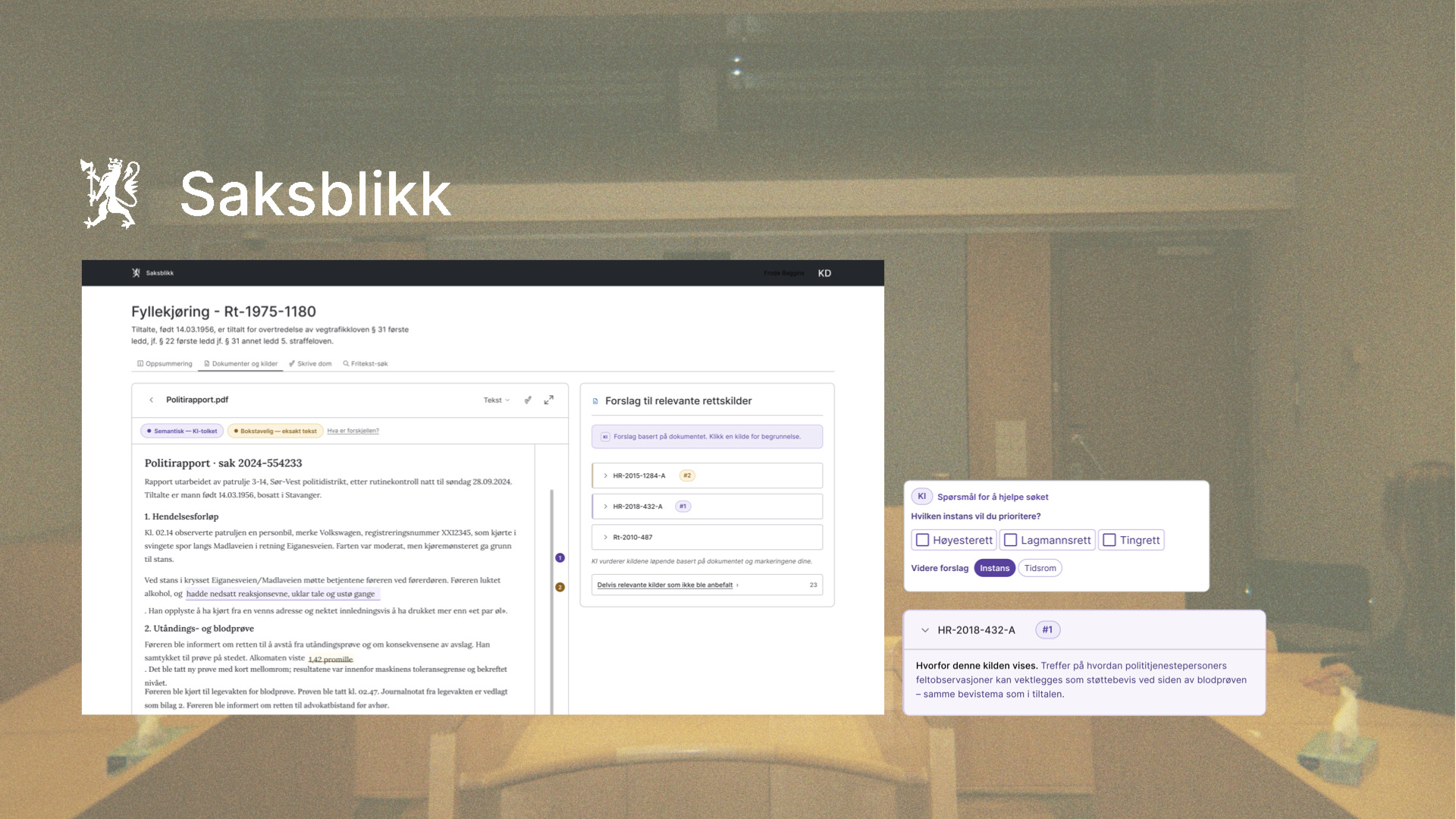 Saksblikk projisert i en rettssal: saksbildet med dokumentleseren og forslagene til rettskilder, over dommerpulten.
